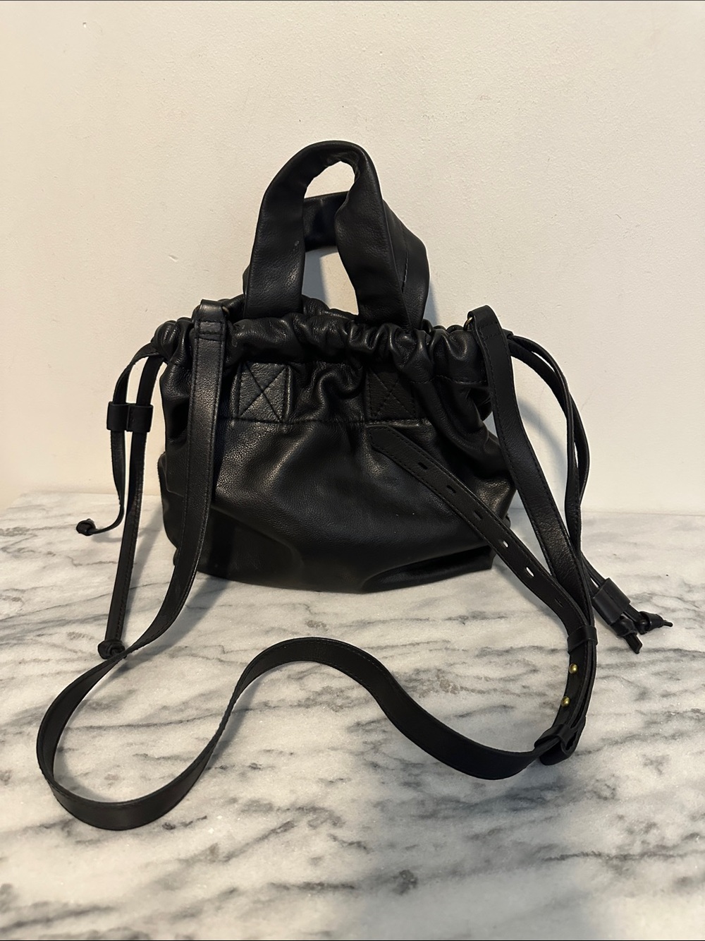 Madewell The Piazza Leather Crossbody bucket bag black leather
Bag in Black - Picture 2 of 12